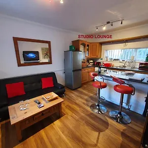  Apartment Cozy Studio Haven: Long-stay Comfort With Free Parking & Amenities United Kingdom